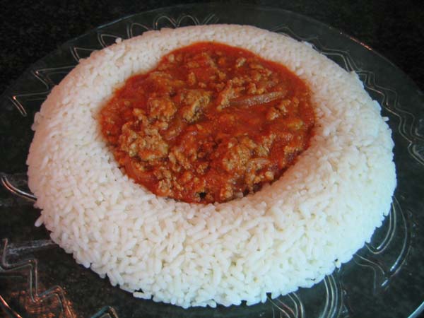 arroz con tomate y huevo duro