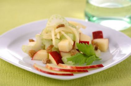 ensalada con manzana, nueces y queso
