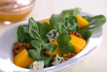 ensalada de rÚcula con mango y queso azul