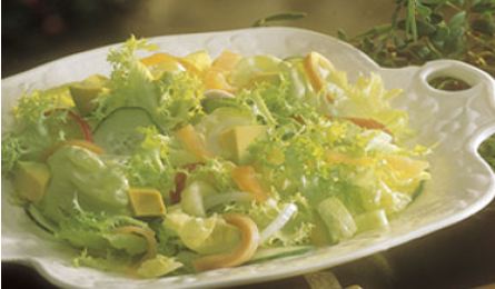 ensalada con aguacate, ahumados y nueces