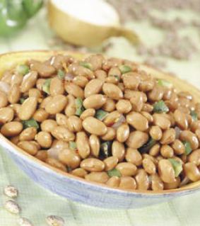 frijoles cocidos con pimentones asados