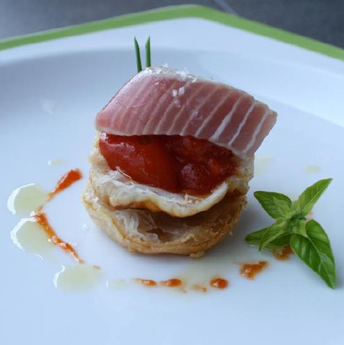 hojaldre de atun con tomates confitados