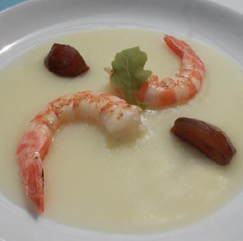 gambas con cebollitas glaseadas en vinagre balsamico y crema de patatas