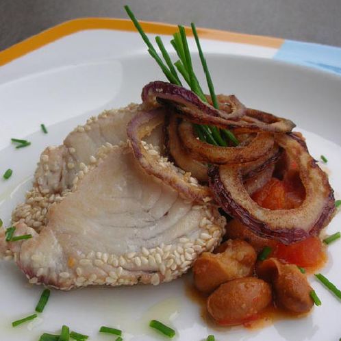 filete de atun con judias y aros de cebolla