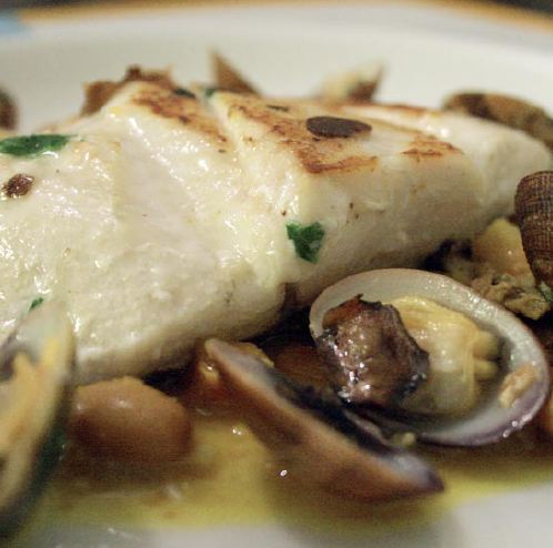 filete de san pedro en cazuela con almejas y funghi porcini