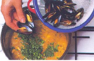 sopa especiada de mejillones