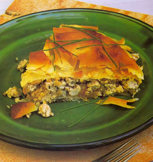 empanada de pasta filo, rellena de pollo y albaricoque