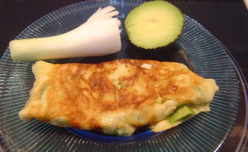 tortilla de aguacate y cebolleta