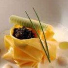 Huevo con caviar sobre puré de coliflor y mantequilla de cebollino